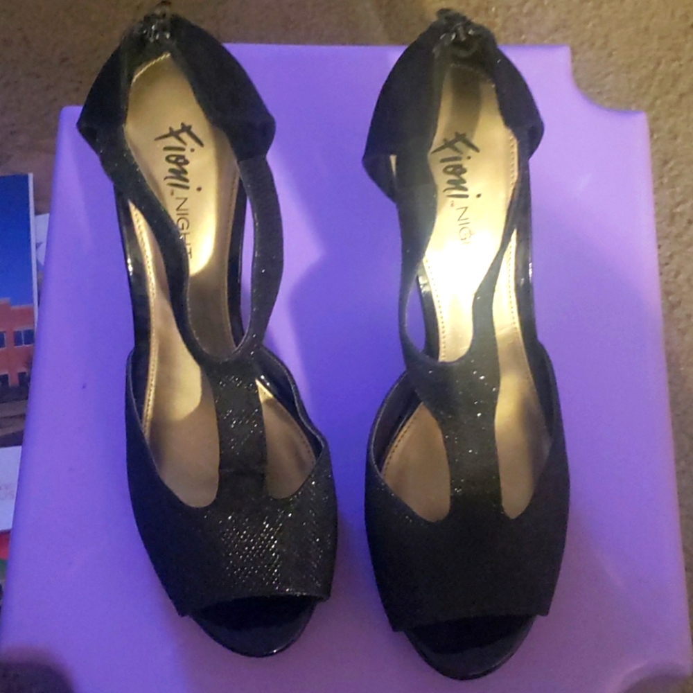 Fioni Night T-strap, heels